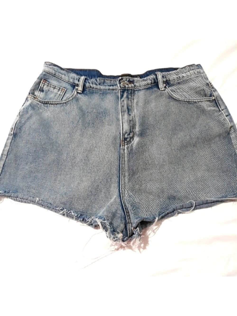 Prettylittlething plus women short Jeans distressed High Rise size 14
